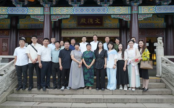 無(wú)錫影視基地舉辦汝瓷精品合作展陳簽約儀式