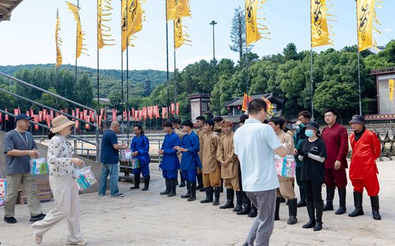 無(wú)錫影視基地開(kāi)展一線(xiàn)服務(wù)人員高溫慰問(wèn)活動(dòng)